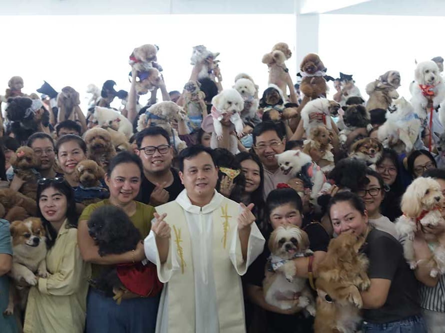 Pet Blessing Katedral Pontianak: Meneladani St. Fransiskus Assisi, Umat Bawa Hewan Kesayangan Terima Berkat